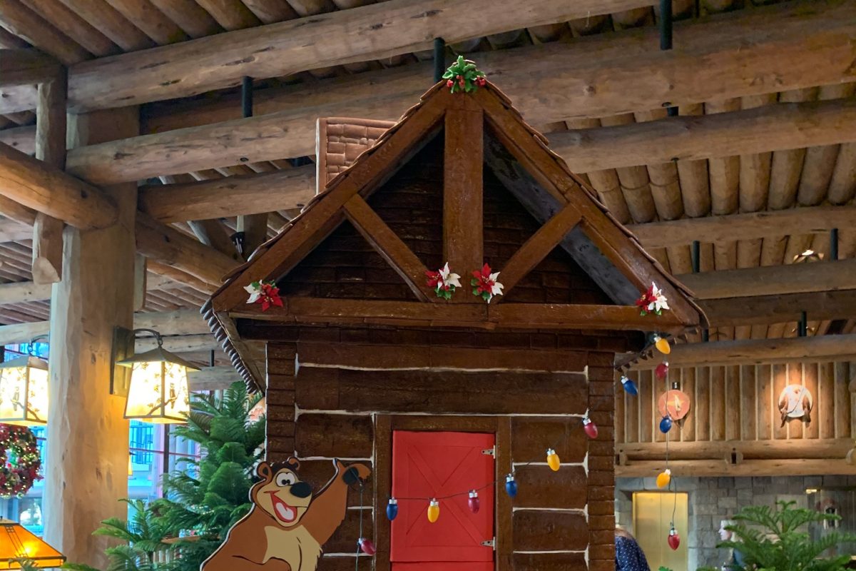 Gingerbread House & Christmas Decorations – Wilderness Lodge